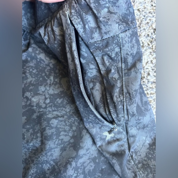 Kenneth Cole Lightweihht 4 way Stretch Wayer Repellant Shorts size medium - Picture 5 of 6